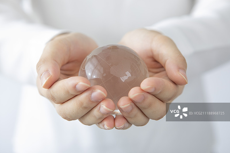 捧着水晶球的手图片素材