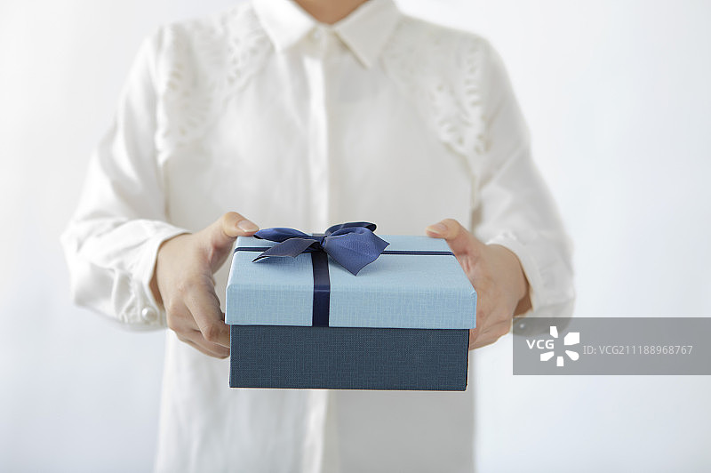 递送礼物的手图片素材