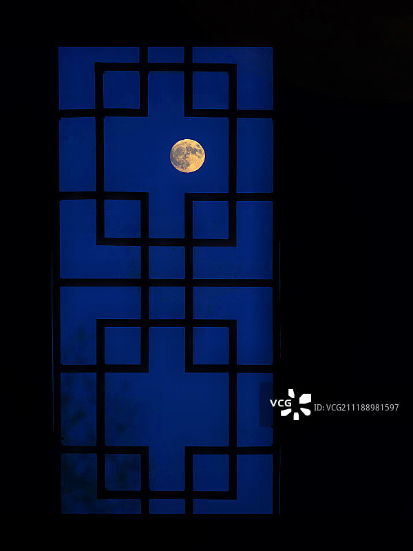 幽静的夜晚透过窗户的月亮图片素材