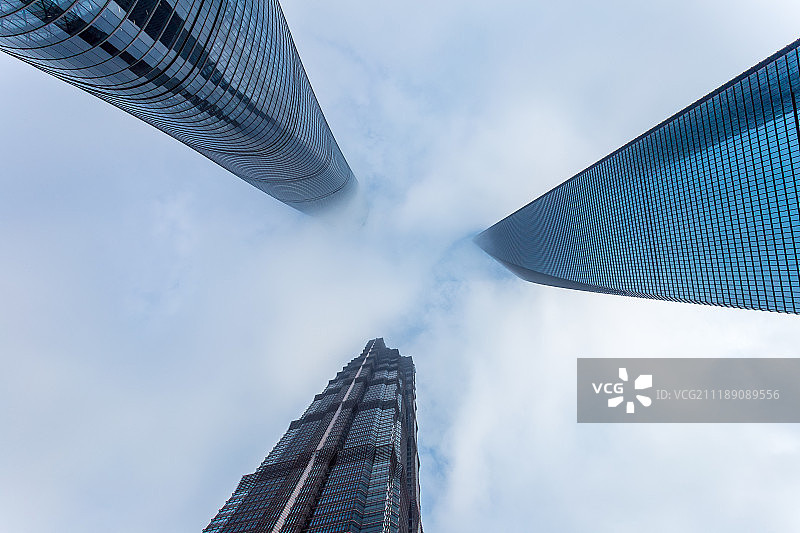 仰拍上海三件套图片素材