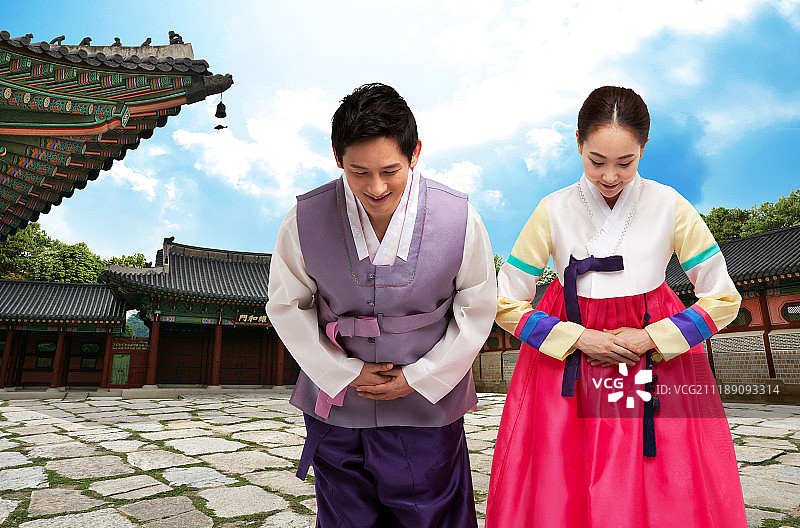 身穿韩服的年轻情侣图片素材