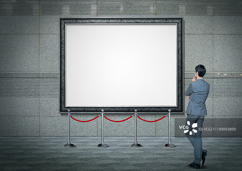 男人观看广告图片素材