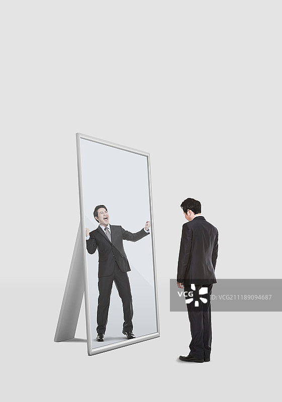 又一次照镜子图片素材