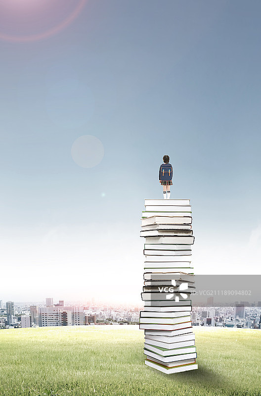 孩子们在书堆上图片素材