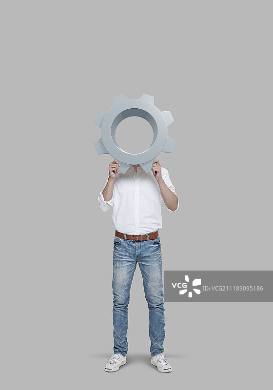 男子手持齿轮图片素材