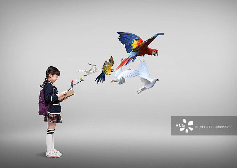 孩子们阅读书籍，发挥想象力图片素材