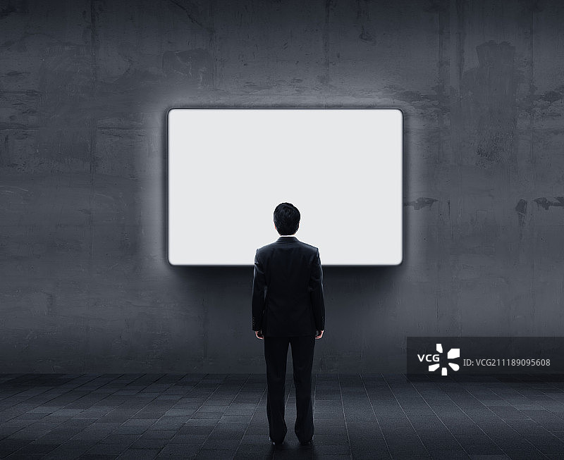 看屏幕的男人图片素材