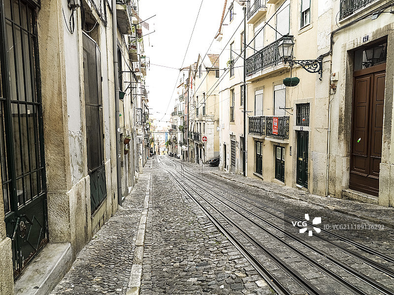 葡萄牙里斯本鹅卵石老街电车轨道背景图片素材