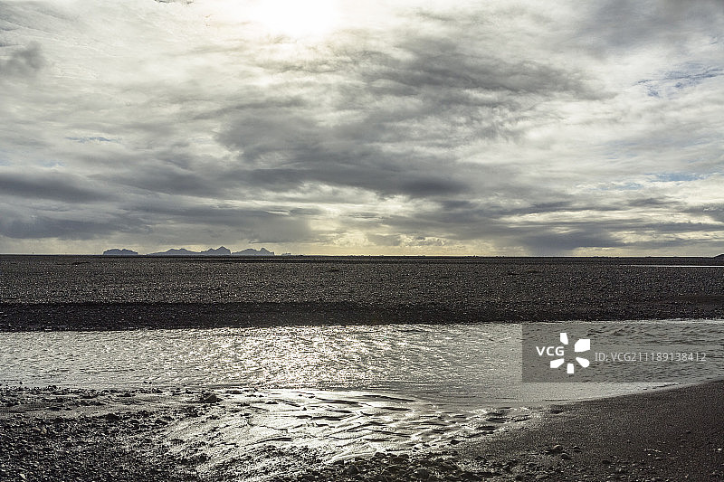 冰岛火山岩海滩和远处山脉背景图片素材