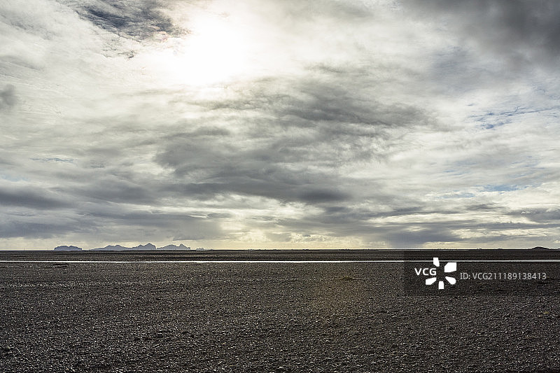 冰岛火山岩海滩和远处山脉背景图片素材