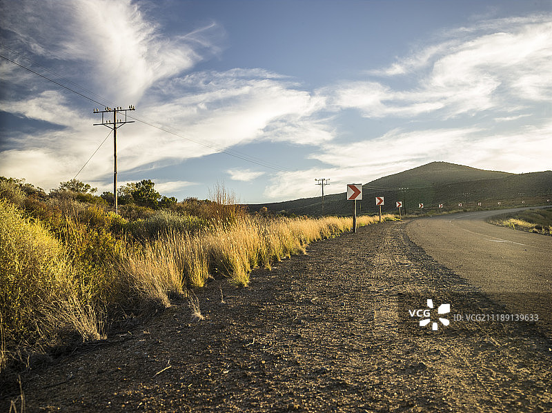 后方背景：南非开普敦乡村的道路弯道和日落图片素材