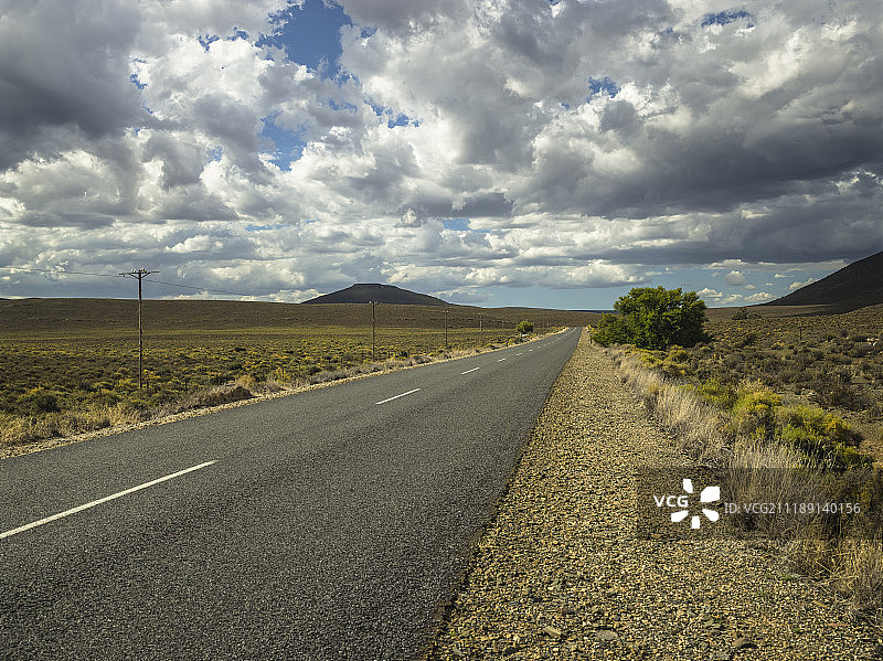 南非开普敦干旱景观中的沥青路背景图片素材