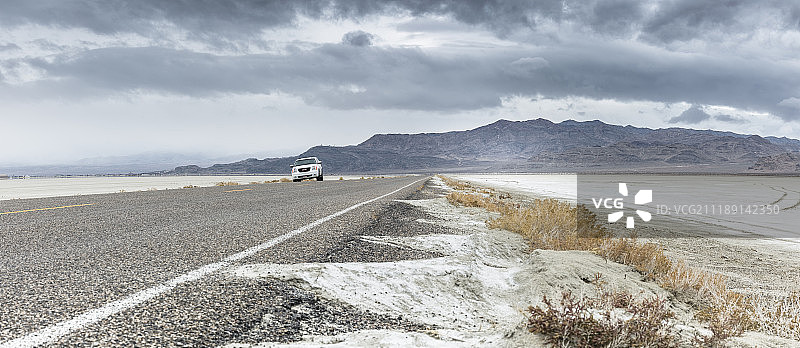 美国邦纳维尔盐滩的沥青路图片素材