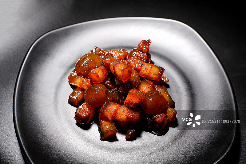 黑色盘子里的红烧肉图片素材