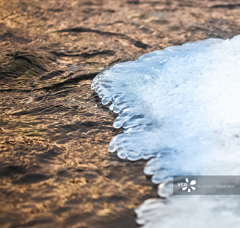 阿尔山不冻河水在冬天的冰凌细结图片素材