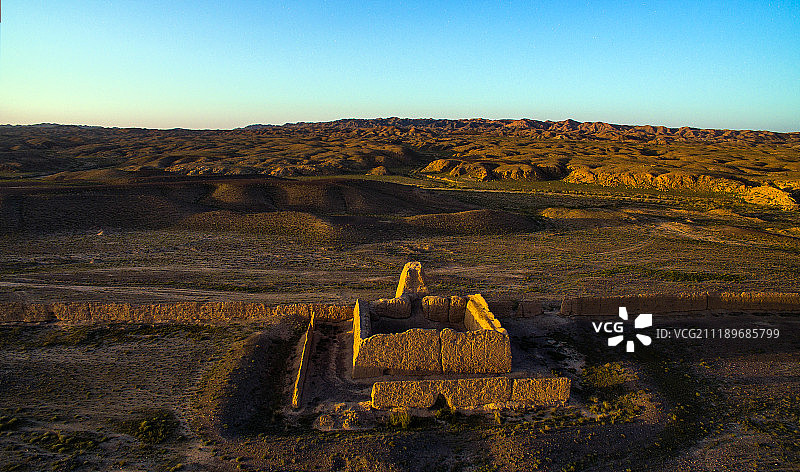 甘肃金昌夕阳中的河西走廊明代长城及烽燧兵营遗址图片素材