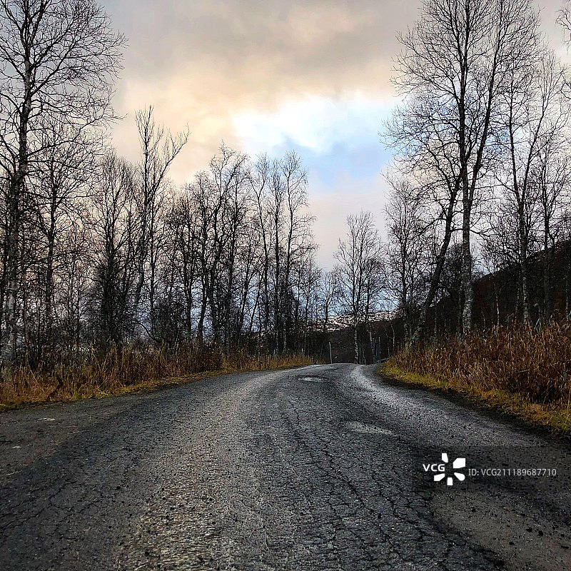 挪威乡村蜿蜒的小路图片素材