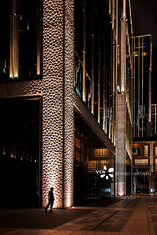 在高大建筑下的一个人图片素材