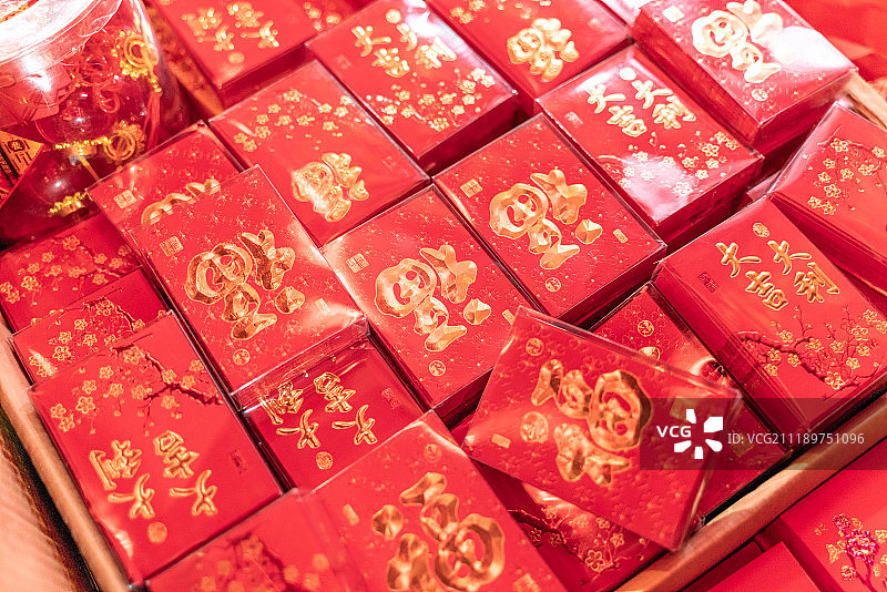 带有福字的礼盒和红包图片素材