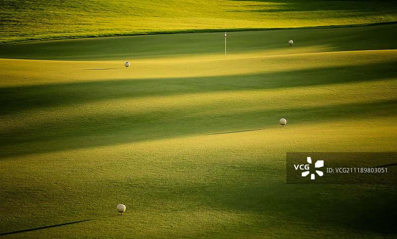 夕阳下的高尓夫球场图片素材