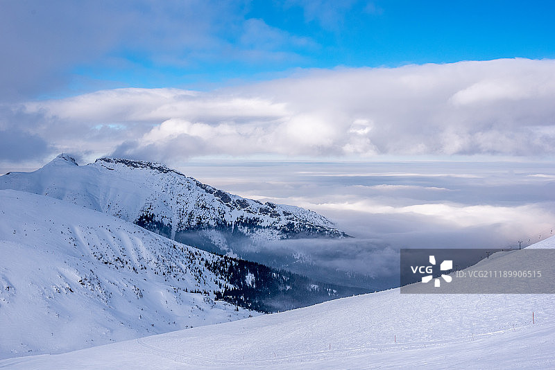 卡斯珀峰雪山上空的云彩图片素材