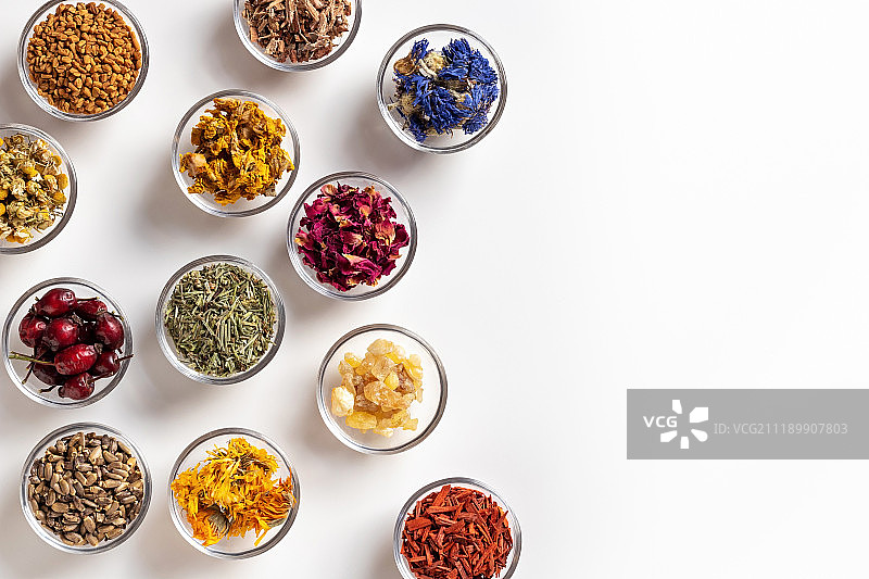 白色背景碗中的干草药和文案空间图片素材