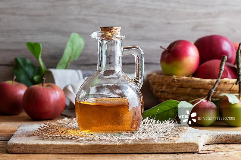 一瓶苹果醋和新鲜苹果图片素材