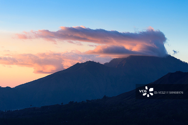 山峰上彩云缭绕的美丽山景图片素材