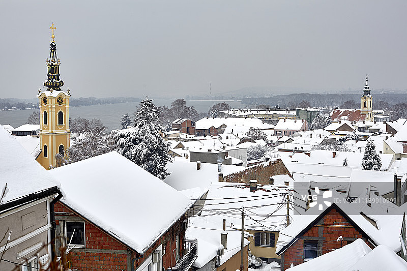 被白雪覆盖的泽蒙屋顶图片素材