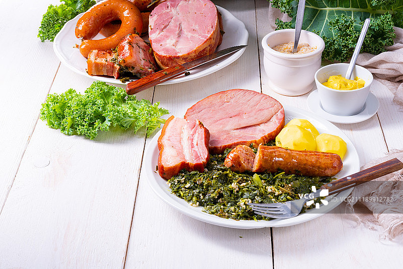 美味正宗的奥尔登堡羽衣甘蓝配粉色香肠图片素材