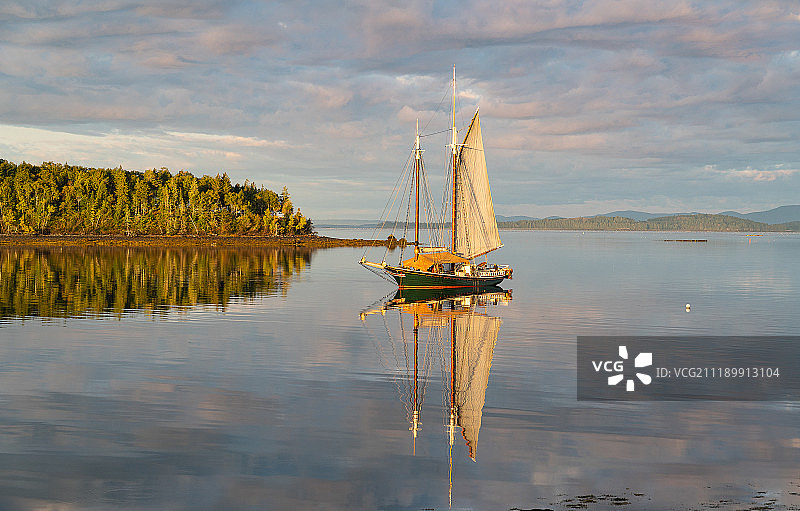 日出时参观纵帆船图片素材