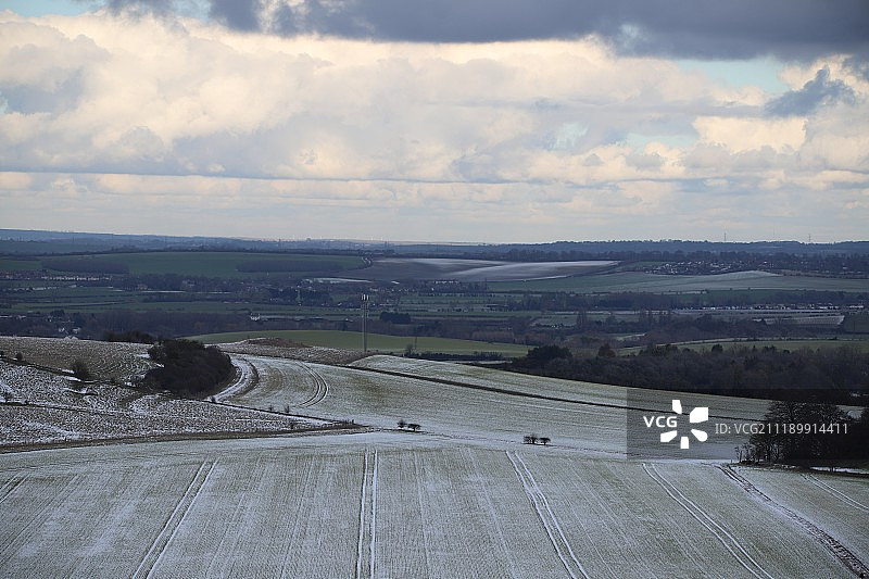 阴沉天空下的乡村风光图片素材