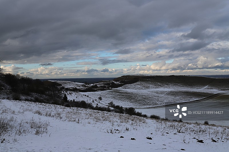 阴沉天空下的乡村风光图片素材