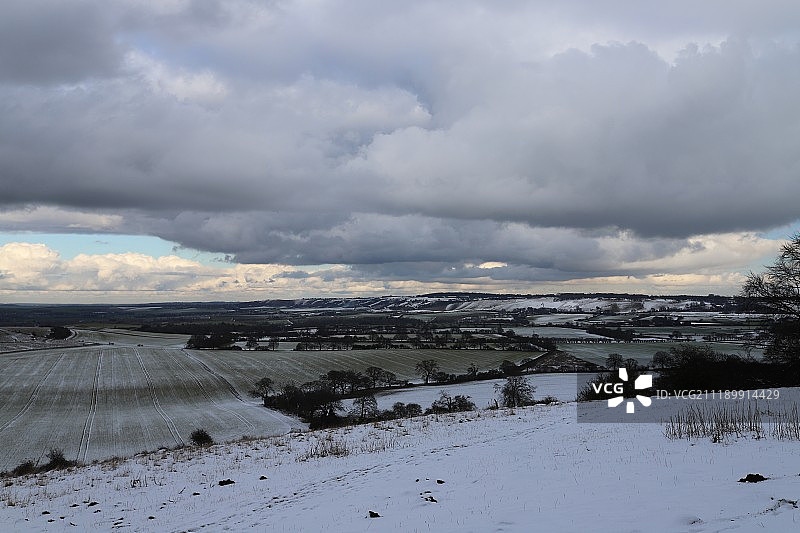 阴沉天空下的乡村风光图片素材