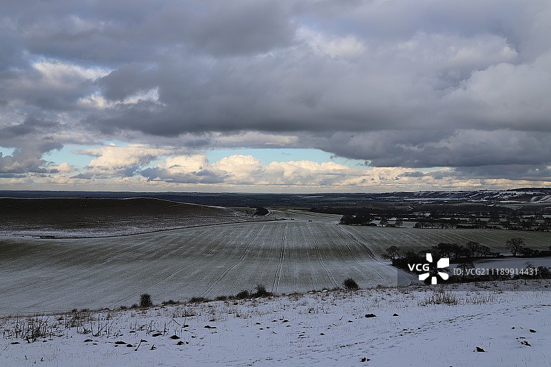 阴沉天空下的乡村风光图片素材