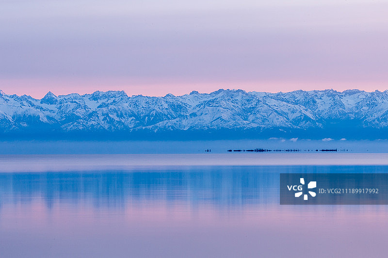 伊塞克湖的清晨图片素材