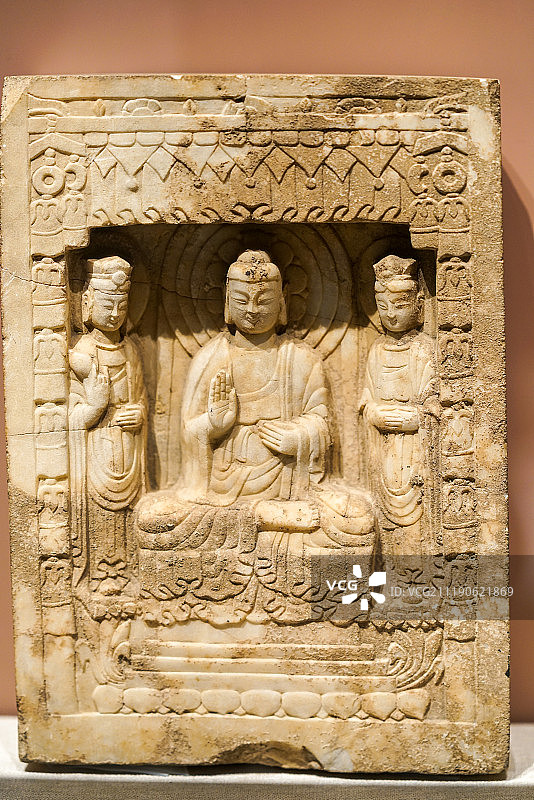 西安陕西历史博物馆汉白玉佛菩萨三尊造像图片素材