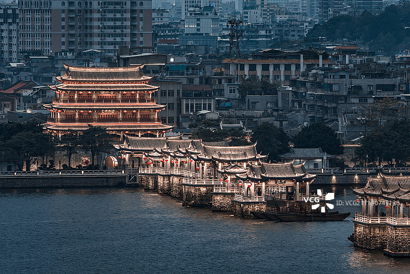 傍晚的潮州广济桥与广济楼图片素材