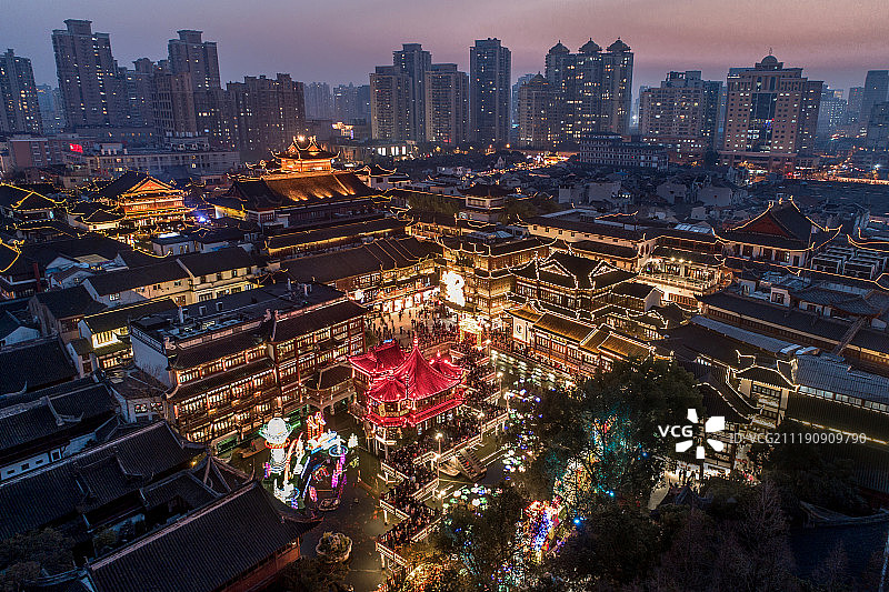 航拍上海豫园新春灯会图片素材