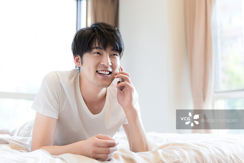 青年男子在家打电话图片素材