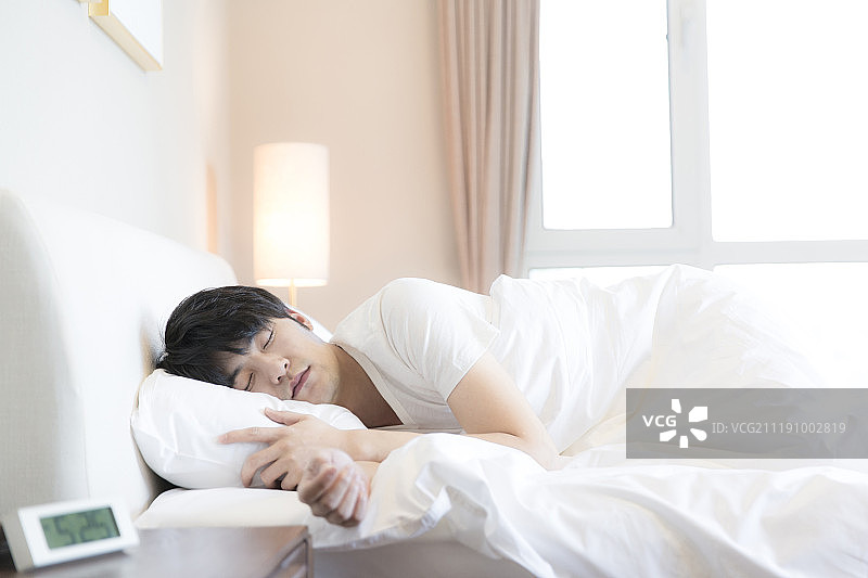 青年男子在睡觉图片素材