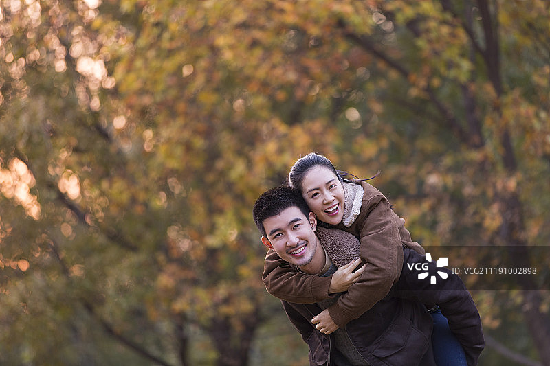 快乐情侣在户外嬉戏图片素材