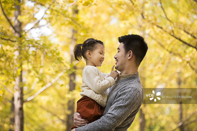 爸爸抱着女儿图片素材