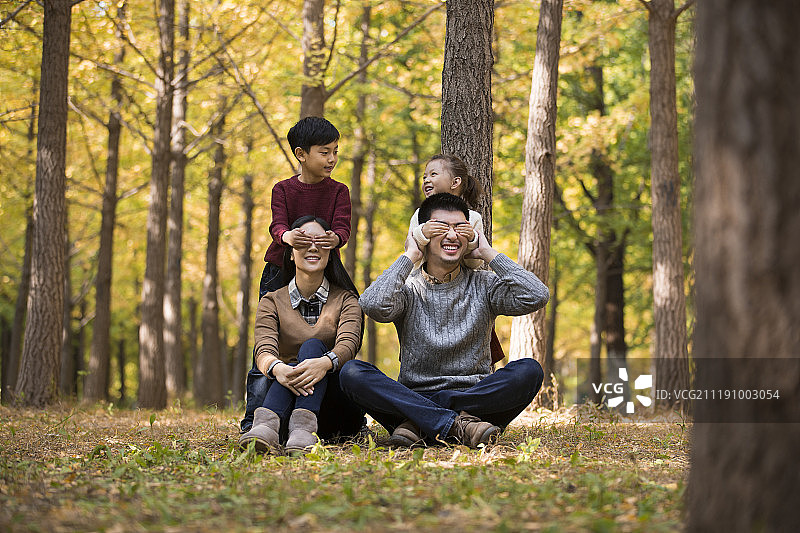 一家四口户外郊游图片素材