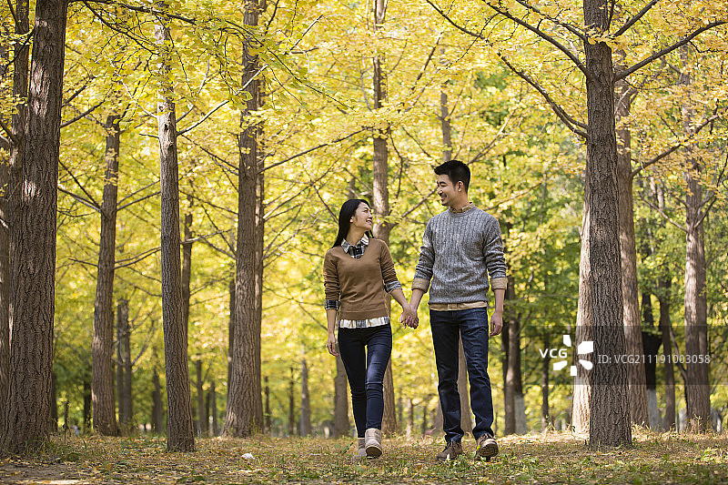 甜蜜情侣在户外郊游图片素材