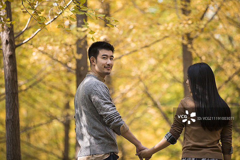 年轻情侣在户外散步图片素材