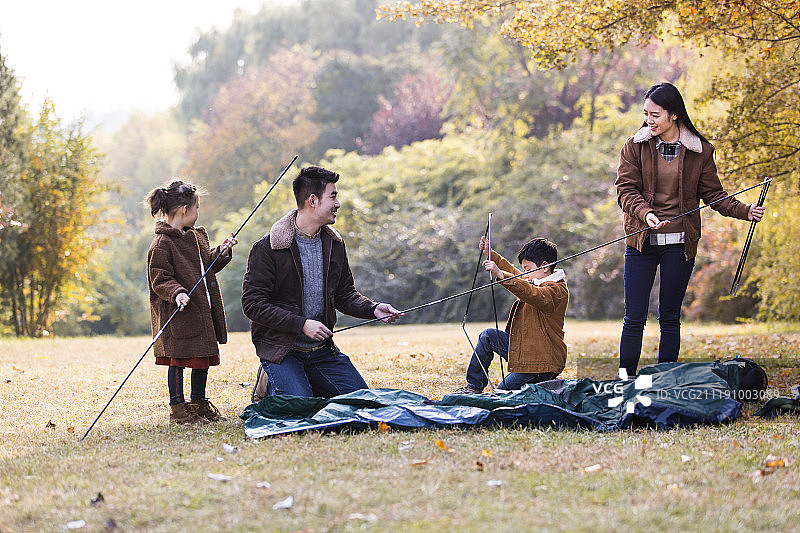 快乐一家人户外郊游搭帐篷图片素材