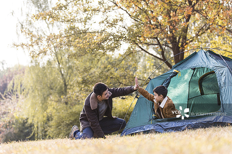 快乐父子在户外郊游图片素材