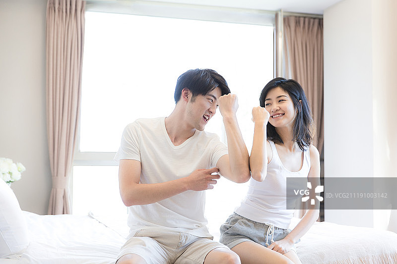 甜蜜情侣在卧室健身图片素材
