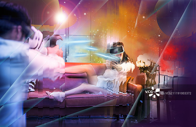 年轻情侣玩VR虚拟游戏图片素材